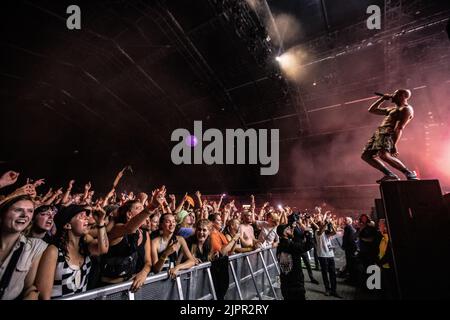 2022-08-19 23:23:45 BIDDINGHUIZEN - die holländische Rap-Formation die Gegensätze mit Willy und Big 2 während ihrer Performance am ersten Tag des dreitägigen Musikfestivals Einen Campingflight nach Lowlands Paradise. ANP PAUL BERGEN niederlande Out - belgien Out Stockfoto