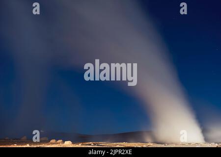 Eine Geysirsäule vulkanische heiße Quellen im Geothermalgebiet „Sol de la Manana“, Sur Lipez, Potosi, Bolivien. Stockfoto