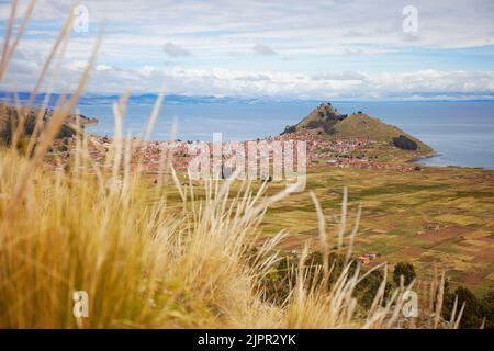 Blick über die Stadt Copaba am Titicacasee, La Paz, Bolivien. Stockfoto