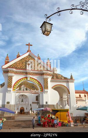 Der Haupteingang der 'Basilika unserer Lieben Frau von Coabana', ein spanisches Kolonialgebäude in Coabana, Titicacasee, La Paz, Bolivien. Stockfoto
