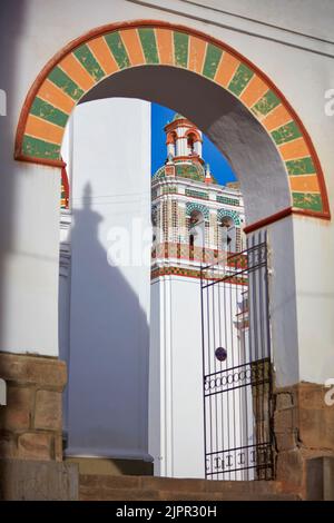 Einer der Eingangsbögen der „Basilika unserer Lieben Frau von Coabana“, einem spanischen Kolonialgebäude in Copaana, Titicacasee, La Paz, Bolivien. Stockfoto