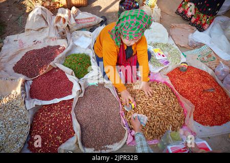 Einheimische Burmesen verkaufen Gewürze und Trockenfrüchte an einem Stand auf dem Phaung Daw OO Markt, Inle Lake, Myanmar. Stockfoto