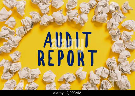 Text zeigt Inspiration Audit Report, Business Showcase eine Einschätzung des vollständigen finanziellen Status eines Geschäftsvermögens Papierumschläge in Circle angeordnet Stockfoto