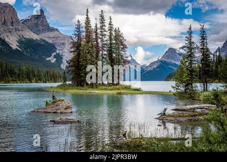 Sanftes Licht über der bezaubernden Spirit Island und den umliegenden Bergen am Maligne Lake im Jasper National Park Stockfoto