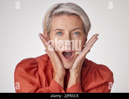 Schockiert, überrascht und altes Gesicht einer schönen älteren Frau mit einem Wow-Gesichtsausdruck. Porträt einer alten und älteren Frau im Schock über ein Stockfoto