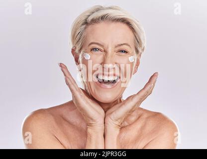 Hautpflege, glückliche und ältere Frau mit einem Lächeln in Gesundheit, Schönheit und Gesicht in einem Studio Hintergrund. Porträt eines reifen weiblichen Modells in gesunder Wellness Stockfoto