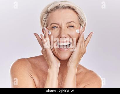 Schönheit, Hautpflege und Wellness mit einer älteren Frau, die von der Gesundheit und Motivation für Sonnencreme, Gesichtsserum und Hautpflege begeistert ist. Studio Porträt eines Stockfoto