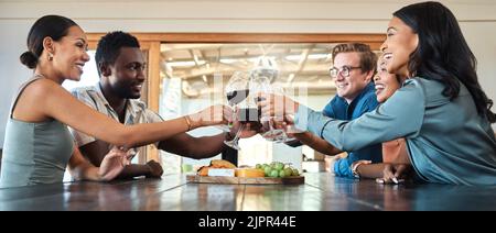 Freunde, Weinprobe und Toasten von Alkohol mit Trinkgläsern im Restaurant auf dem Bauernhof, Weingut oder Landbrennerei. Vielfalt, Bindung oder Stockfoto