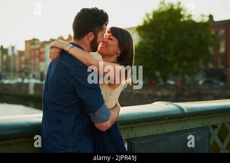 Verliebt in sich. Ein liebevolles junges Paar küsst sich während eines Dates. Stockfoto
