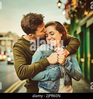 Das ist keine gewöhnliche Liebe. Ein liebevolles junges Paar auf einem Date. Stockfoto