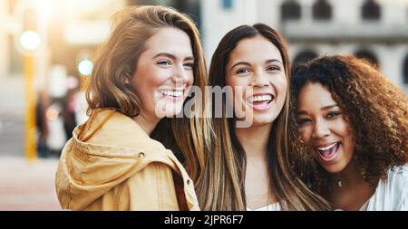 Wir haben so viel Spaß, wenn wir ausgehen. Drei Freunde haben Spaß in der Stadt. Stockfoto