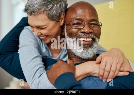 Ein älteres Ehepaar umarmt sich zu Hause. Stockfoto