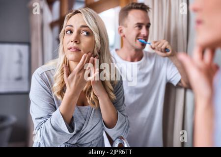 Sorry, Baby, das ist ein Notfall. Ein junges Paar, das sich zu Hause im Badezimmer zusammenmacht. Stockfoto