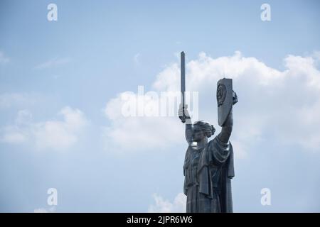 Kiew, Ukraine. 17. August 2022. In Kiew ist ein riesiges Denkmal der Mutter des Vaterlandes zu sehen. Die Behörden von Kiew planen, 2023 das sowjetische Wappen vom Schild des riesigen Monuments „Mutter des Vaterlandes“ abzubauen. Die Ukraine führt seit 2014 aktiv eine Entkommunisierung durch und lehnt die Namen, Symbole und Ideologie der Sowjetzeit in allen Lebensbereichen ab. (Bild: © Oleksii Chumachenko/SOPA Images via ZUMA Press Wire) Stockfoto