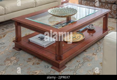 Couchtisch mit Glasplatte im Wohn-/Wohnzimmer mit allen Teilen im Fokus Stockfoto