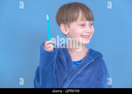 Der Junge mit der Zahnbürste. Gesundheit, Zahnhygiene. Kleiner Junge, der die Zähne putzt. Stockfoto