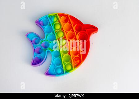 Bunte Anti-Stress-Touch Pop it Spielzeug Fidget auf einem weißen isolierten Hintergrund Stockfoto