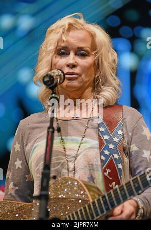 Hiawassee, GA, USA. 19. August 2022. Lorrie Morgan auf der Bühne für Lorrie Morgan und Wyatt Espalin und The Riverstones in Concert auf der Georgia Mountain Fair, Anderson Music Hall, Hiawassee, GA, 19. August 2022. Quelle: Derek Storm/Everett Collection/Alamy Live News Stockfoto