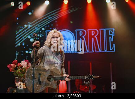 Hiawassee, GA, USA. 19. August 2022. Lorrie Morgan auf der Bühne für Lorrie Morgan und Wyatt Espalin und The Riverstones in Concert auf der Georgia Mountain Fair, Anderson Music Hall, Hiawassee, GA, 19. August 2022. Quelle: Derek Storm/Everett Collection/Alamy Live News Stockfoto