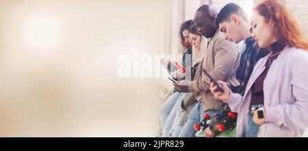 Banner der Gruppe von Freunden, die Smartphones anschauen - Millennial gen z süchtig nach neuen Technologie-Trends - Konzept Lifestyle, Social Media, Tech, Freunde Stockfoto
