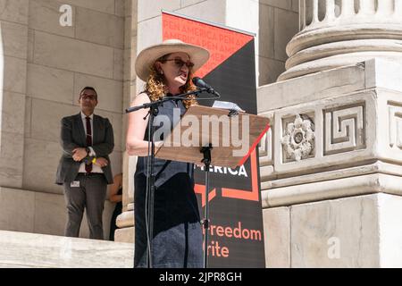 USA. 19. August 2022. Suzanne Nossel spricht während DER PEN America Kundgebung zur Unterstützung von Salman Rushdie und zur Freiheit, am 19. August 2022 über die Schritte der New York Public Library auf der Fifth Avenue in New York zu schreiben. Salman Rushdie wurde bei einer Rede im Bundesstaat West-New York angegriffen und verletzt. Er wurde von muslimischen Extremisten für seine Schriften ins Visier genommen. Die Autoren sammeln sich zur Unterstützung von ihm und lesen ausgewählte Texte aus seinem Werk. (Foto von Lev Radin/Sipa USA) Quelle: SIPA USA/Alamy Live News Stockfoto