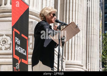 USA. 19. August 2022. Tina Brown spricht während DER PEN America Kundgebung zur Unterstützung von Salman Rushdie und zur Freiheit, am 19. August 2022 über die Schritte der New Yorker Public Library auf der Fifth Avenue in New York zu schreiben. Salman Rushdie wurde bei einer Rede im Bundesstaat West-New York angegriffen und verletzt. Er wurde von muslimischen Extremisten für seine Schriften ins Visier genommen. Die Autoren sammeln sich zur Unterstützung von ihm und lesen ausgewählte Texte aus seinem Werk. (Foto von Lev Radin/Sipa USA) Quelle: SIPA USA/Alamy Live News Stockfoto