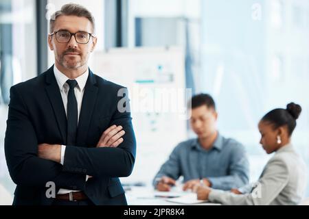 Leiter, Manager und ceo, die im Management für ein Unternehmen mit Vision, Führung und Vertrauen für den Start-up-Erfolg arbeiten. Portrait of Serious Stockfoto