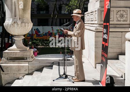 USA. 19. August 2022. Gay Talese spricht während DER PEN America Kundgebung zur Unterstützung von Salman Rushdie und zur Freiheit, am 19. August 2022 über die Schritte der New York Public Library auf der Fifth Avenue in New York zu schreiben. Salman Rushdie wurde bei einer Rede im Bundesstaat West-New York angegriffen und verletzt. Er wurde von muslimischen Extremisten für seine Schriften ins Visier genommen. Die Autoren sammeln sich zur Unterstützung von ihm und lesen ausgewählte Texte aus seinem Werk. (Foto von Lev Radin/Sipa USA) Quelle: SIPA USA/Alamy Live News Stockfoto