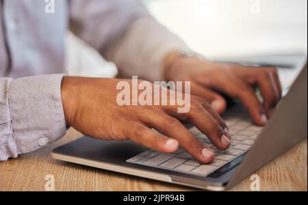 Nahaufnahme eines Geschäftsmanns, der bei der Arbeit im kreativen und modernen Büro auf dem Laptop tippt. Professioneller männlicher Führer im Internet surfen oder Stockfoto