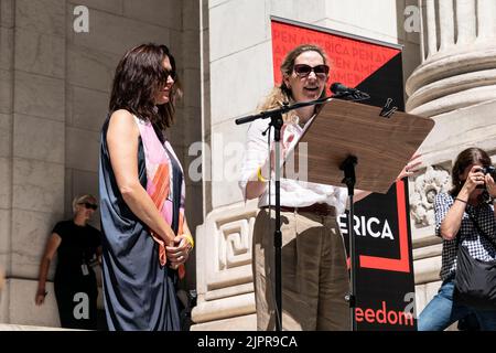 Bronx, New York, USA. 19. August 2022. Amanda Foreman und Andrea Elliott sprechen während DER PEN America-Kundgebung zur Unterstützung von Salman Rushdie und zur Freiheit, über die Schritte der New York Public Library auf der Fifth Avenue zu schreiben. Salman Rushdie wurde bei einer Rede im Bundesstaat West-New York angegriffen und verletzt. Er wurde von muslimischen Extremisten für seine Schriften ins Visier genommen. Die Autoren sammeln sich zur Unterstützung von ihm und lesen ausgewählte Texte aus seinem Werk. (Bild: © Lev Radin/ZUMA Press Wire) Stockfoto