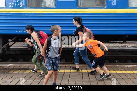 Pokrowsk, Ukraine. 04. August 2022. Eine junge Mutter und ein Kind eilen an Bord des Zuges. Evakuierungszug vom letzten Bahnhof Pokrowsk in der Region Donezk. (Foto von Mykhaylo Palinchak/SOPA Images/Sipa USA) Quelle: SIPA USA/Alamy Live News Stockfoto