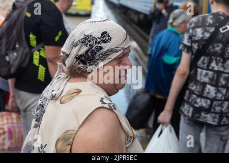 Pokrowsk, Ukraine. 04. August 2022. Eine ältere, dicke Frau steht Schlange, um in den Zug zu steigen. Evakuierungszug vom letzten Bahnhof Pokrowsk in der Region Donezk. (Foto von Mykhaylo Palinchak/SOPA Images/Sipa USA) Quelle: SIPA USA/Alamy Live News Stockfoto