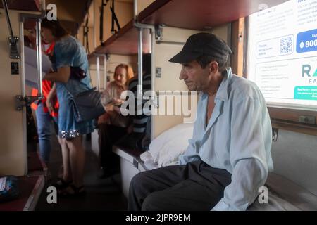 Pokrowsk, Ukraine. 04. August 2022. Ein älterer Mann, der im Wagen des Evakuierungszuges gesehen wurde. Evakuierungszug vom letzten Bahnhof Pokrowsk in der Region Donezk. (Foto von Mykhaylo Palinchak/SOPA Images/Sipa USA) Quelle: SIPA USA/Alamy Live News Stockfoto