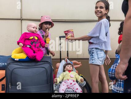 Pokrowsk, Ukraine. 4. August 2022. Zigeunerkinder haben Spaß auf dem Bahnsteig des Bahnhofs. Evakuierungszug vom letzten Bahnhof Pokrowsk in der Region Donezk. (Bild: © Mykhaylo Palinchak/SOPA Images via ZUMA Press Wire) Stockfoto