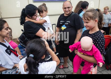 Pokrowsk, Ukraine. 04. August 2022. Gipsy große Familie mit Kindern gesehen warten auf den Zug. Evakuierungszug vom letzten Bahnhof Pokrowsk in der Region Donezk. (Foto von Mykhaylo Palinchak/SOPA Images/Sipa USA) Quelle: SIPA USA/Alamy Live News Stockfoto