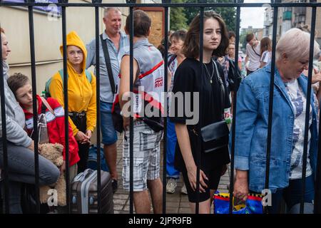 Pokrowsk, Ukraine. 04. August 2022. Eine Gruppe von Flüchtlingen sah, wie sie in einen Evakuierungszug einstieg. Evakuierungszug vom letzten Bahnhof Pokrowsk in der Region Donezk. (Foto von Mykhaylo Palinchak/SOPA Images/Sipa USA) Quelle: SIPA USA/Alamy Live News Stockfoto