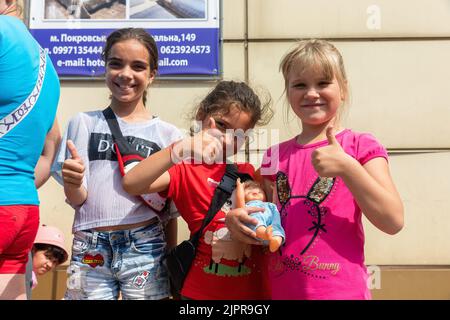 Pokrowsk, Ukraine. 4. August 2022. Zigeunerkinder haben Spaß auf dem Bahnsteig des Bahnhofs. Evakuierungszug vom letzten Bahnhof Pokrowsk in der Region Donezk. (Bild: © Mykhaylo Palinchak/SOPA Images via ZUMA Press Wire) Stockfoto