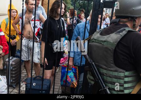 Pokrowsk, Ukraine. 04. August 2022. Eine Gruppe von Flüchtlingen sah, wie sie in einen Evakuierungszug einstieg. Evakuierungszug vom letzten Bahnhof Pokrowsk in der Region Donezk. (Foto von Mykhaylo Palinchak/SOPA Images/Sipa USA) Quelle: SIPA USA/Alamy Live News Stockfoto