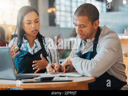 Kleinunternehmer diskutieren und planen Wachstum, Budget und Ausgaben im Café oder Café. Unternehmer mit einem finanziellen Stockfoto