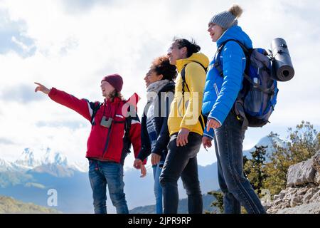 Gruppe junger Wanderer auf dem Gipfel des Berges genießen die Aussicht und betrachten die Natur - selektiver Fokus Stockfoto