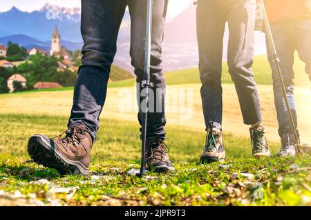 Gruppe von jungen Menschen wandern in den alpen Berge - Freiheit und Abenteuer-Konzept - Trekking-Ausrüstung Stockfoto