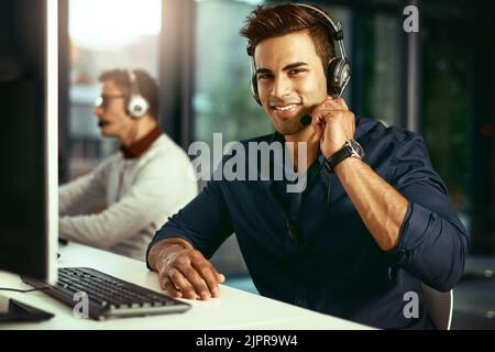 Ein zuverlässiger Kundenservice ist nur einen Anruf entfernt. Porträt eines jungen Callcenter-Agenten, der in einem Büro arbeitet. Stockfoto