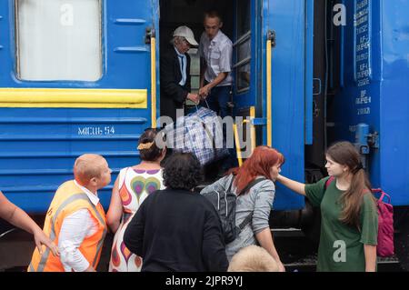 Pokrowsk, Ukraine. 4. August 2022. Kriegsflüchtlinge steigen in den Evakuierungszug ein. Evakuierungszug vom letzten Bahnhof Pokrowsk in der Region Donezk. (Bild: © Mykhaylo Palinchak/SOPA Images via ZUMA Press Wire) Stockfoto