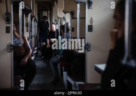 Pokrowsk, Ukraine. 4. August 2022. Ältere Menschen im Wagen des Evakuierungszuges. Evakuierungszug vom letzten Bahnhof Pokrowsk in der Region Donezk. (Bild: © Mykhaylo Palinchak/SOPA Images via ZUMA Press Wire) Stockfoto