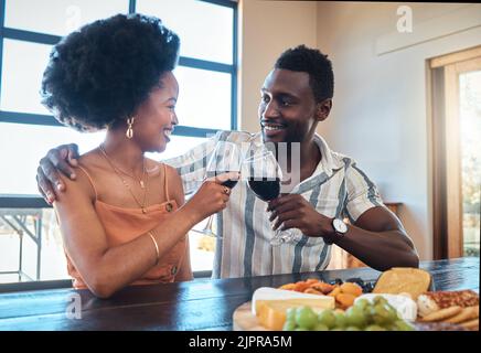 Feier, Liebe und schwarzes Paar toasten mit Wein auf einem romantischen Date drinnen, Kleben und Flirten. Liebhaber glücklich, verliebt und unbeschwert Stockfoto