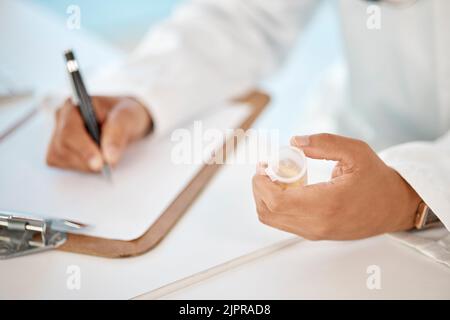 Verschreibung, Apotheke und Medizin mit Arzt, Arzt oder Arzt, der Medikamente behandelt. Apotheker oder Facharzt schriftlich Stockfoto