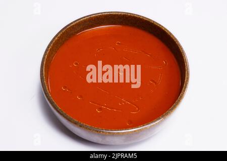 Traditionelle Tomatensuppe in einer Schüssel mit weißem Hintergrund Stockfoto