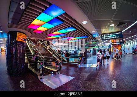 Farbenfrohe Beleuchtung am MRT-Bahnhof Orchard, Singapur. Stockfoto