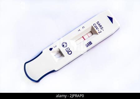Covid-19 ART Testkit, getestet mit positivem Ergebnis. Stockfoto