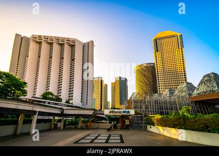 Millenia Walk ist ein modernes Einkaufszentrum mit Modegeschäften, globalen Restaurants und einem Harvey Norman-Geschäft für Möbelelektronik. Stockfoto